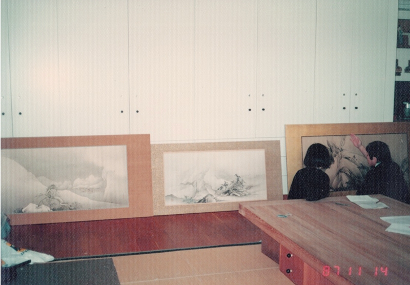 図２：1987年11月、ボストン美術館アジア部門日本絵画修復室にて